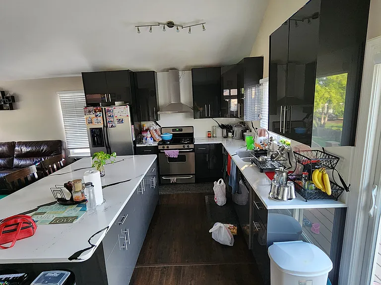 302 Barton Ct — Photo 4