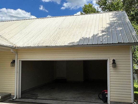 4th image of 921 Houston Dr