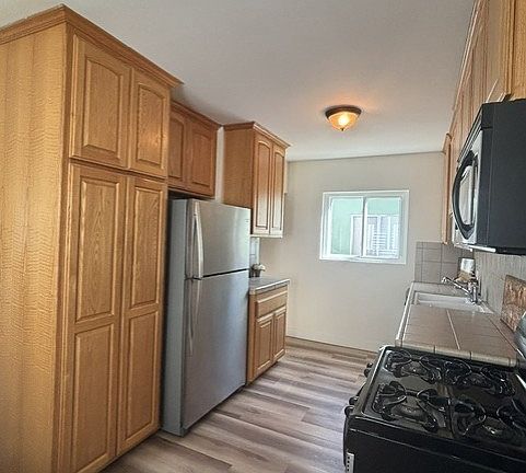 4th image of 959 W 6th St