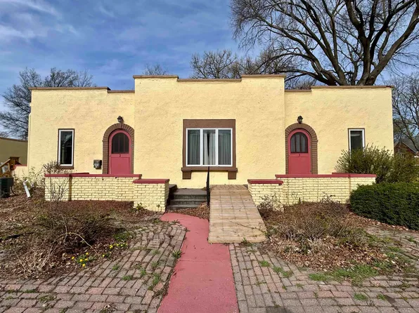 224 E 9th St APT 3, Hastings, NE 68901