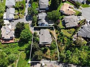 1071 Hyacinth Ave, Saanich, BC V8Z 2S6