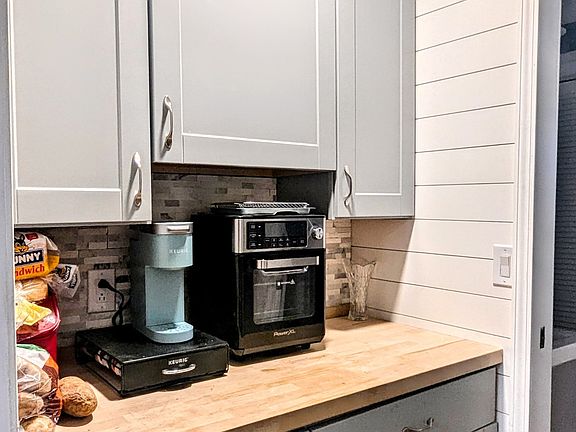 4th image of 722 Hickory St