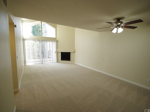 3rd image of 5550 Owensmouth Ave APT 302
