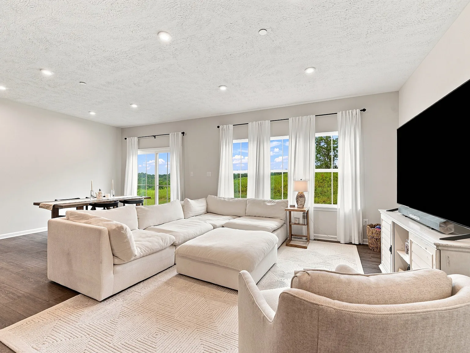 3 bed, 2.5 bath, 1896 sqft, $3,295 — Photo 3