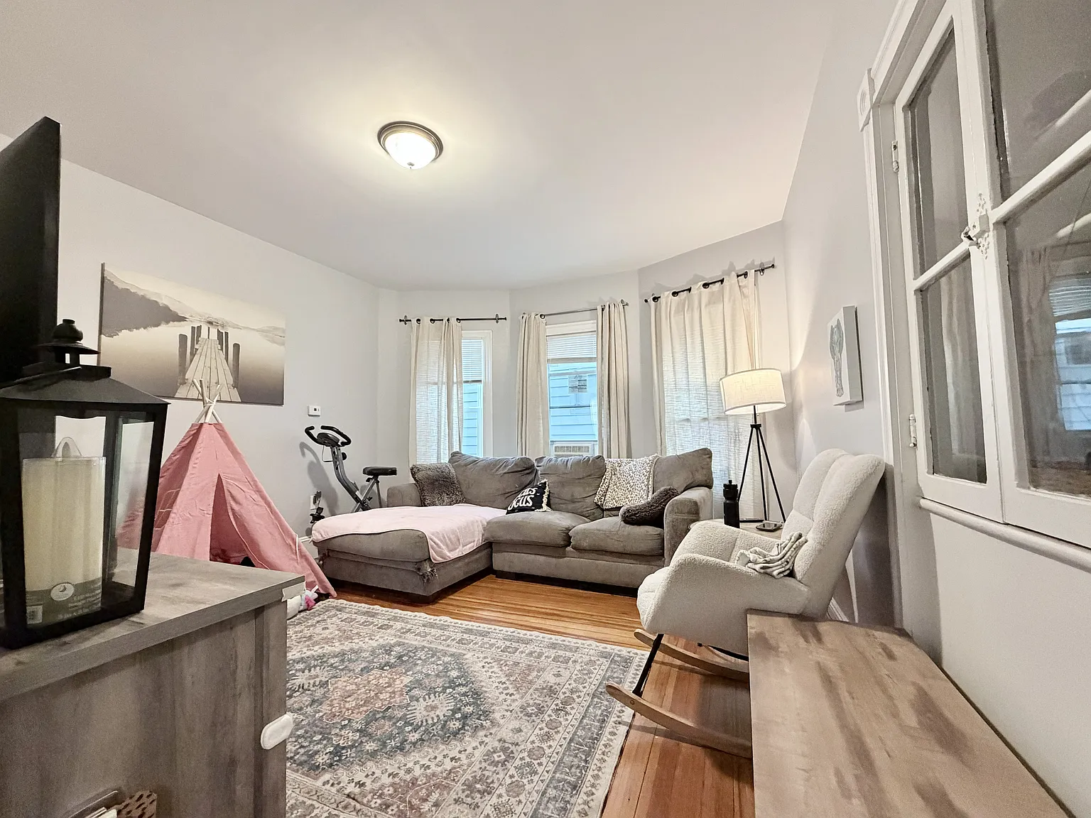 3 bed, 1100 sqft, $3,000 — Photo 2