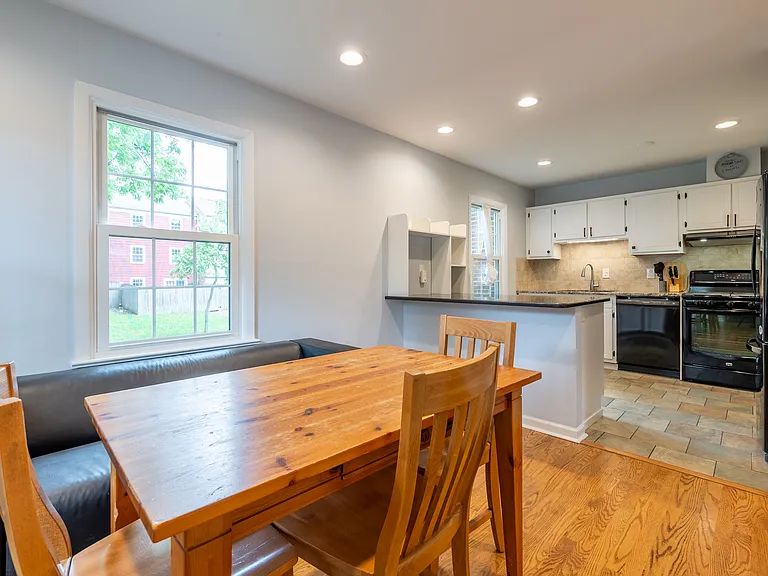 208 Huntington Ln — Photo 6
