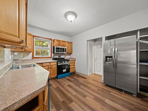 5th image of 391 Poplar St
