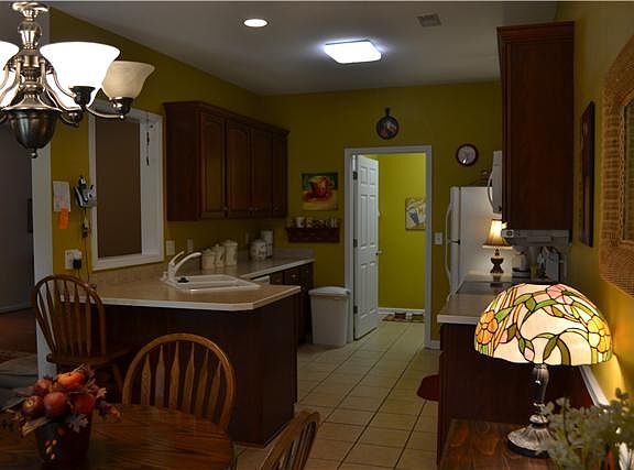 5th image of 402 Country Club Ct