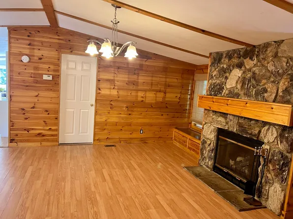 107 S Granite Dr, Greentown, PA 18426