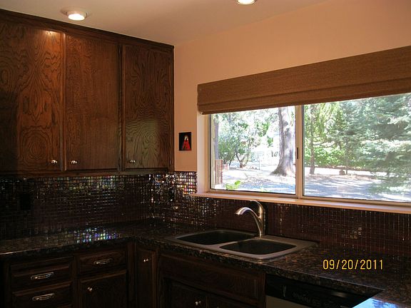 Kitchen w/granite counters