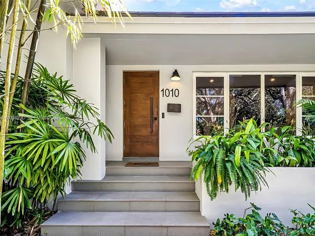 1010 Placetas Ave — Photo 2
