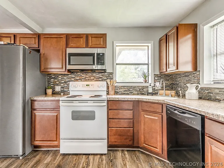 233 NE Queenstown Ave — Photo 7