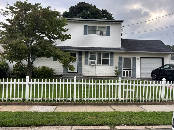 8 Central Ave #1, North Babylon, NY 11703