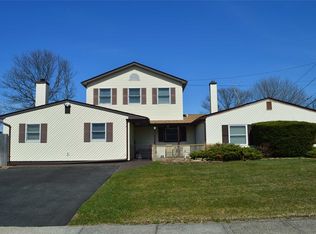 23 Carnegie Dr, Farmingville, NY 11738