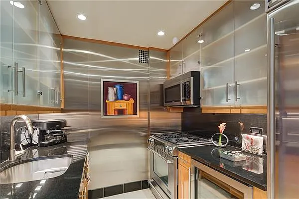 Sold by Macklowe Investment Properties | media 15