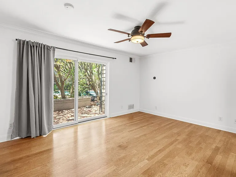 2500 Steck Ave #7 — Photo 2