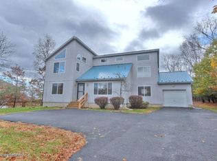 323 Wobbly Barn Rd, Henryville, PA 18332