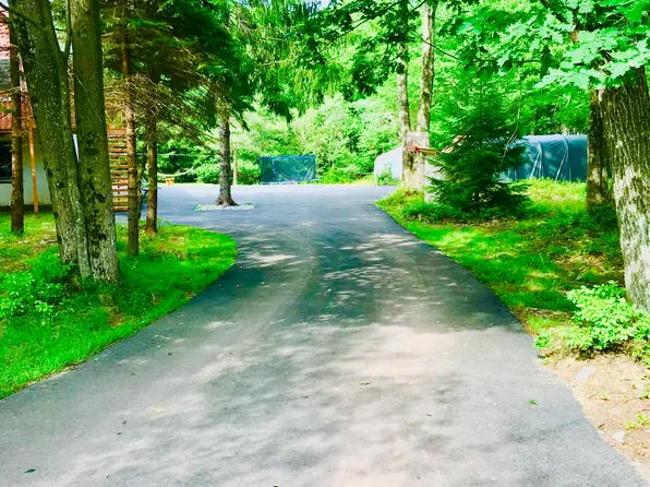 136 Red Oak Ct, Long Pond, PA 18334