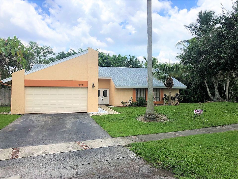 1st image of 670 E Plantation Cir