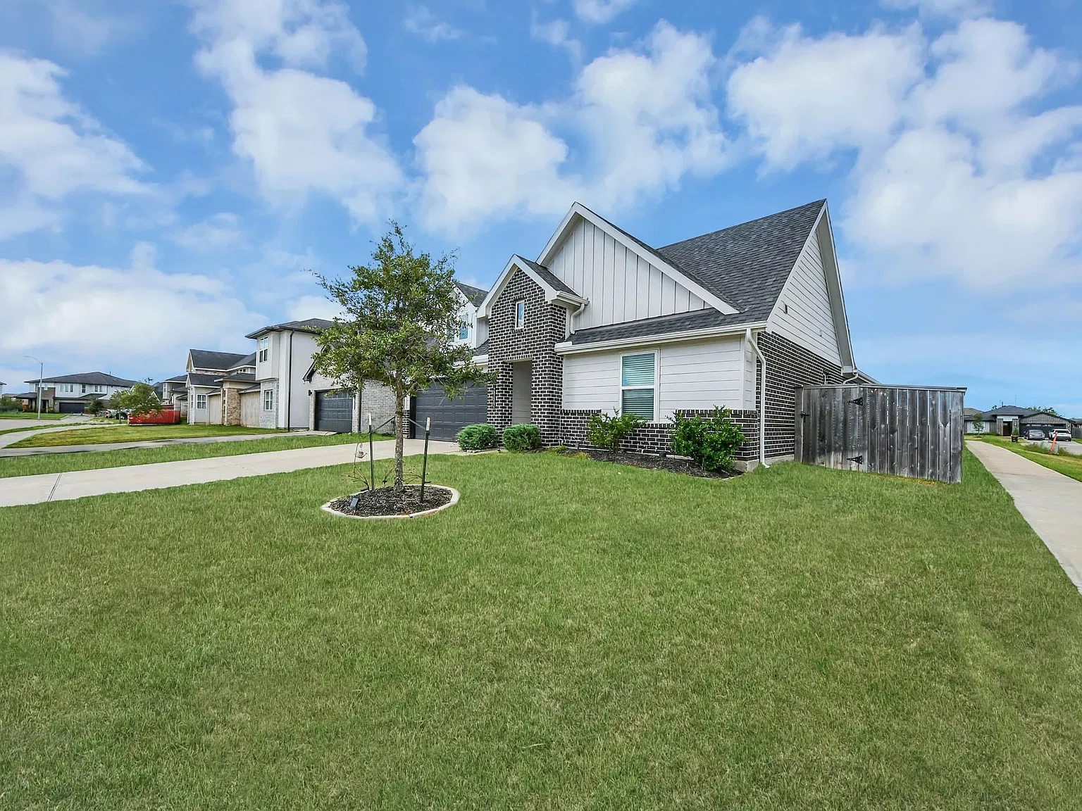 4 bed, 2040 sqft, $2,400 — Photo 3