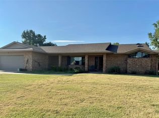 2305 Lakewood Dr, Chickasha, OK 73018