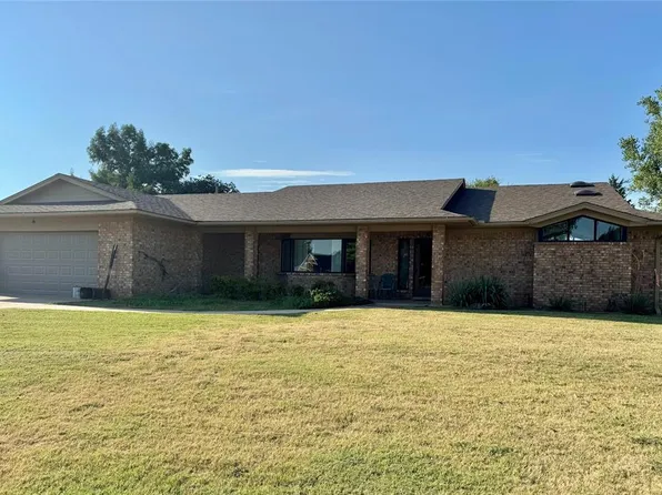 2305 Lakewood Dr, Chickasha, OK 73018