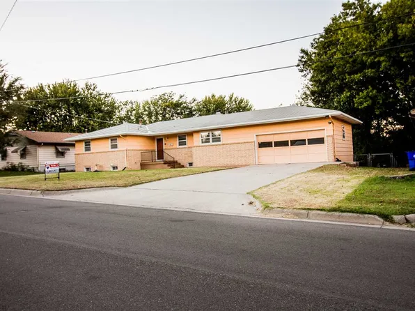 842 Skyline Dr, Junction City, KS 66441