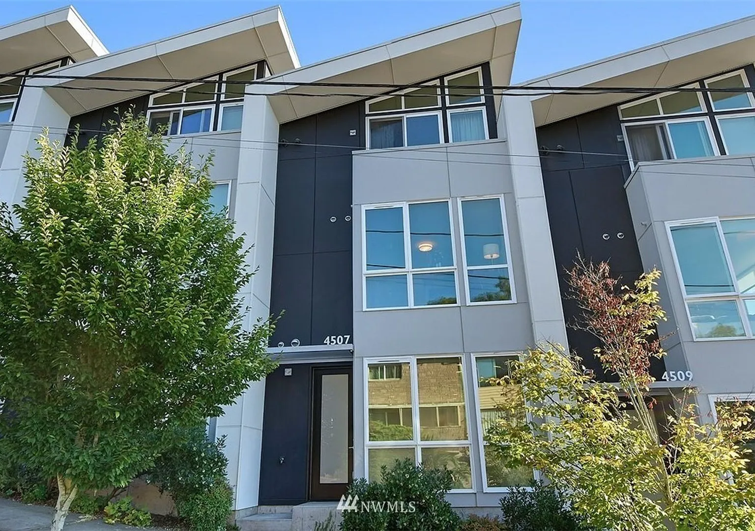 Spacious West Seattle Townhome With Rooftop Deck and Waterviews!! — Photo 2