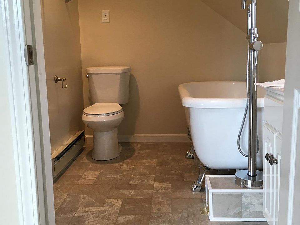 2nd floor full bathroom