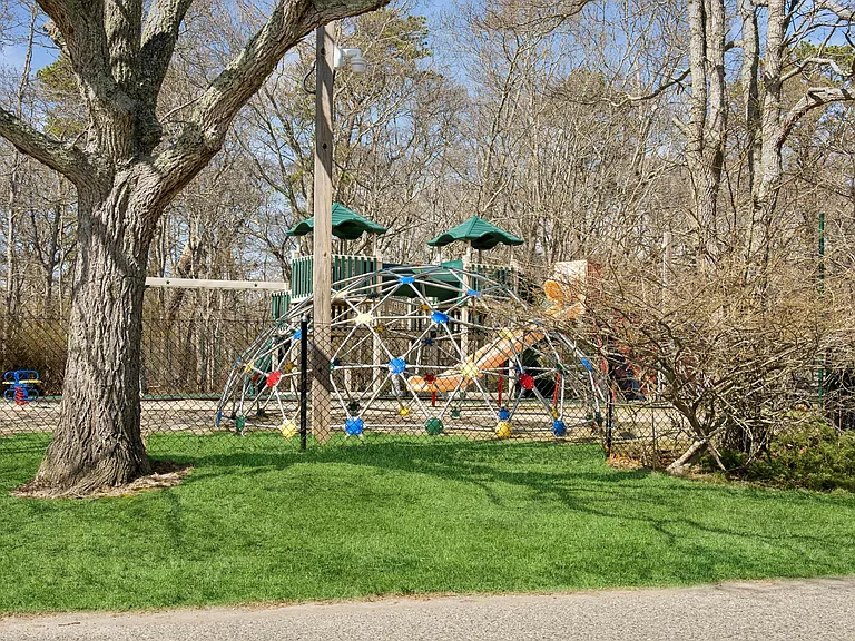 34 Shinnecock Rd — Photo 2