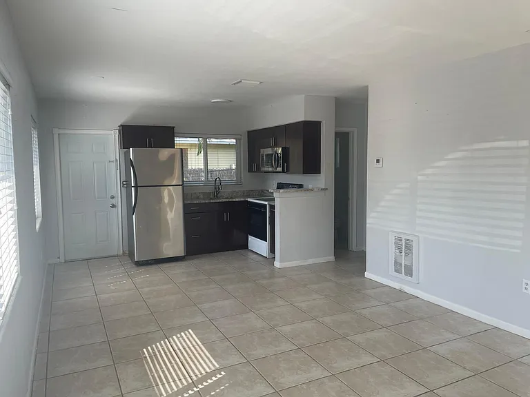 1001 NE 22nd Dr — Photo 5