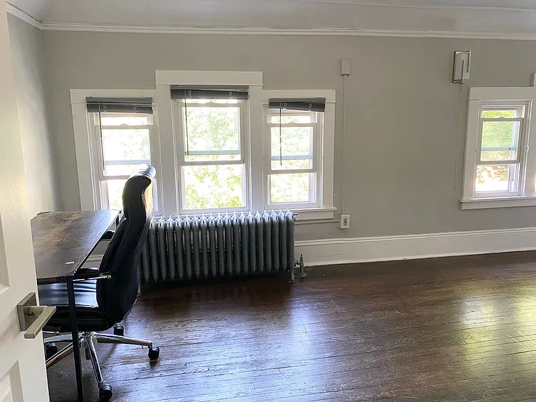 609 E State St — Photo 109