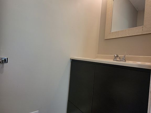 Smal guest bathroom to the right