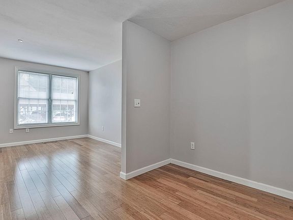 5th image of 502 Barrington Ave #502