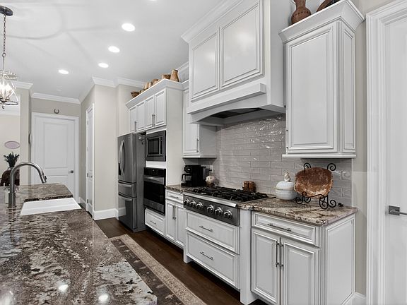 5th image of 4809 Grove St