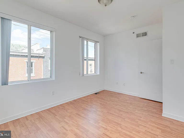 228 W George St #218 — Photo 30