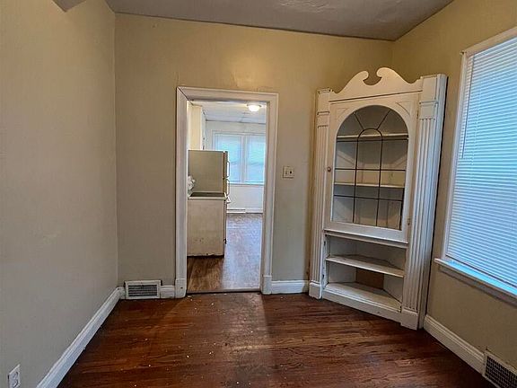 5th image of 404 W Elm St