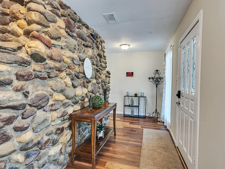 8402 Matthews Ln — Photo 18
