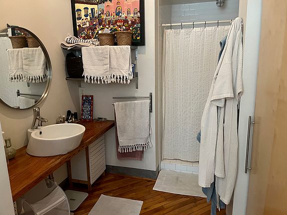 5th image of 517 Soraparu St APT 202
