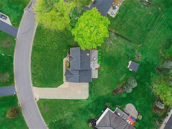 5th image of 33 Ferndale Dr