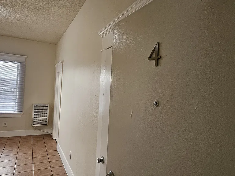 743 S Burlington Ave #4 — Photo 2