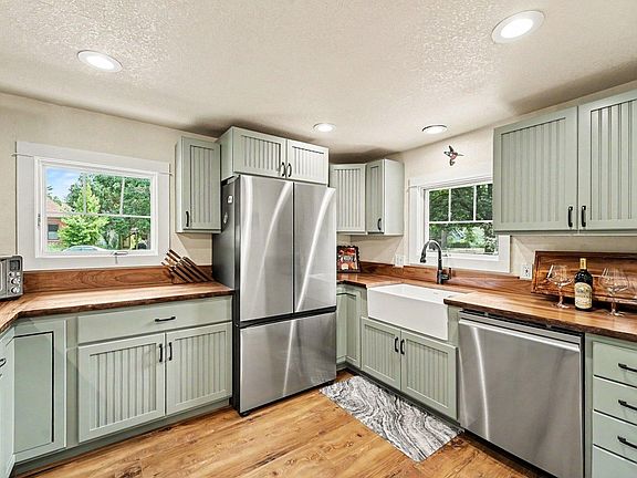 4th image of 703 W Mountain Ave
