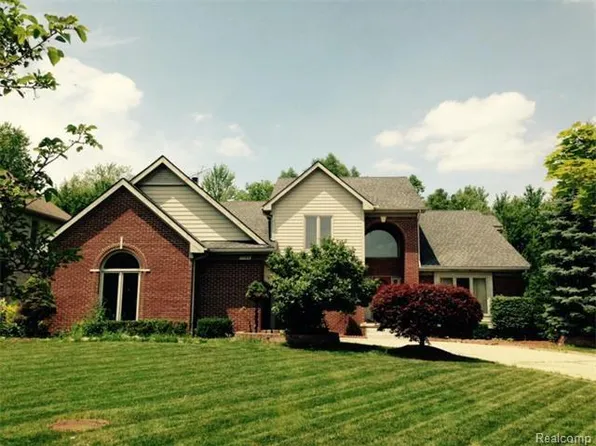 7782 Watford Dr, West Bloomfield, MI 48322