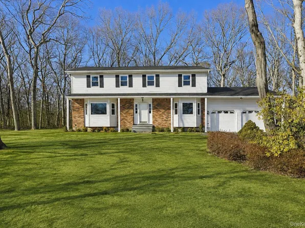 17 Montclair Street, Port Jefferson Station, NY 11776