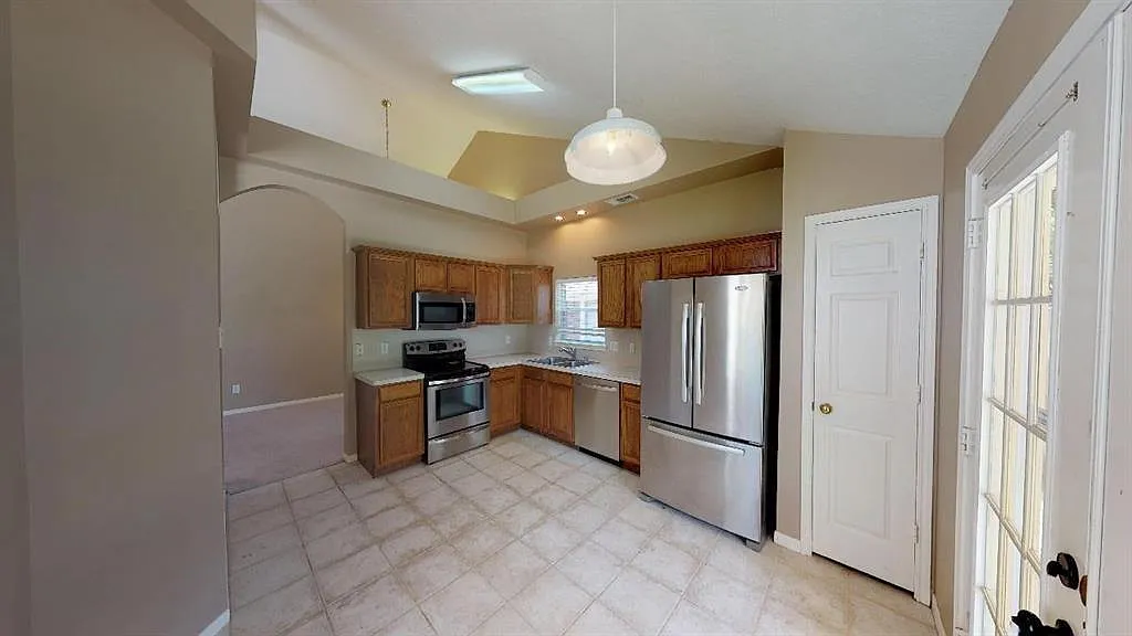3 bed, 2.0 bath, 1421 sqft, $1,725 — Photo 3