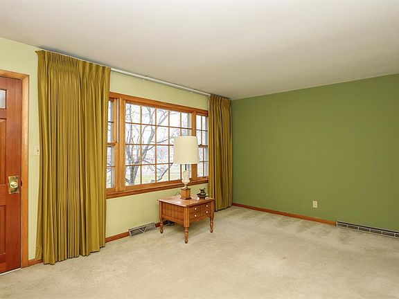 3rd image of 330 Sunset Ct