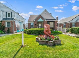 2842 200th St, Flushing, NY 11360