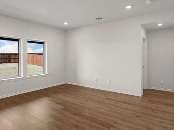 5th image of 4010 Applewood Trl