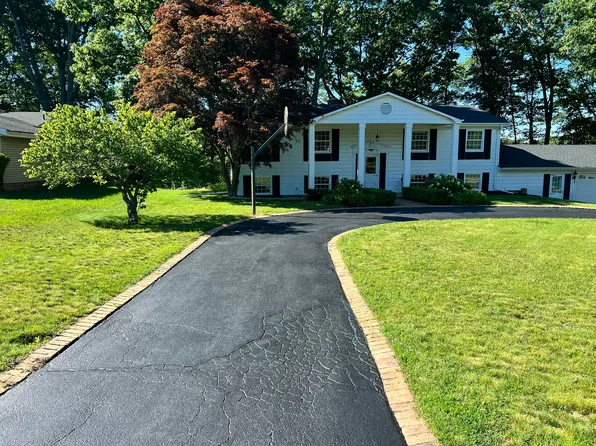 2946 Windsor Dr, Saint Joseph, MI 49085