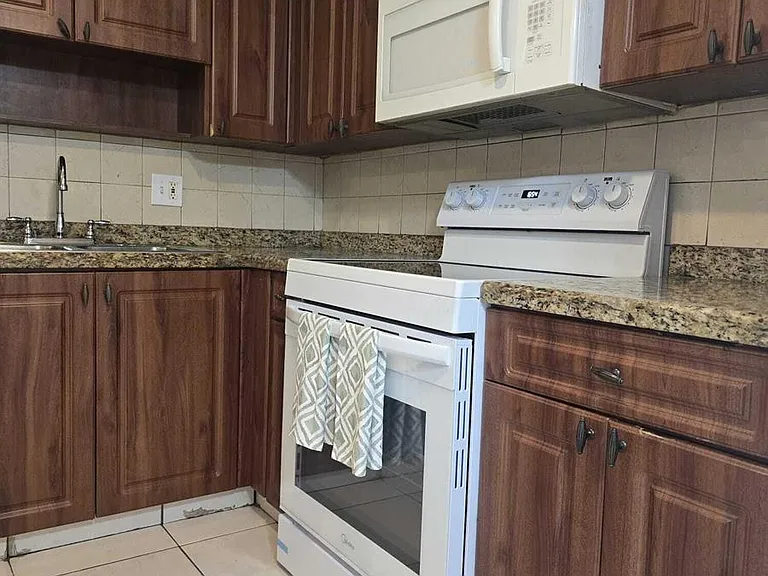 1201 SW 52nd Ave #202-2 — Photo 10